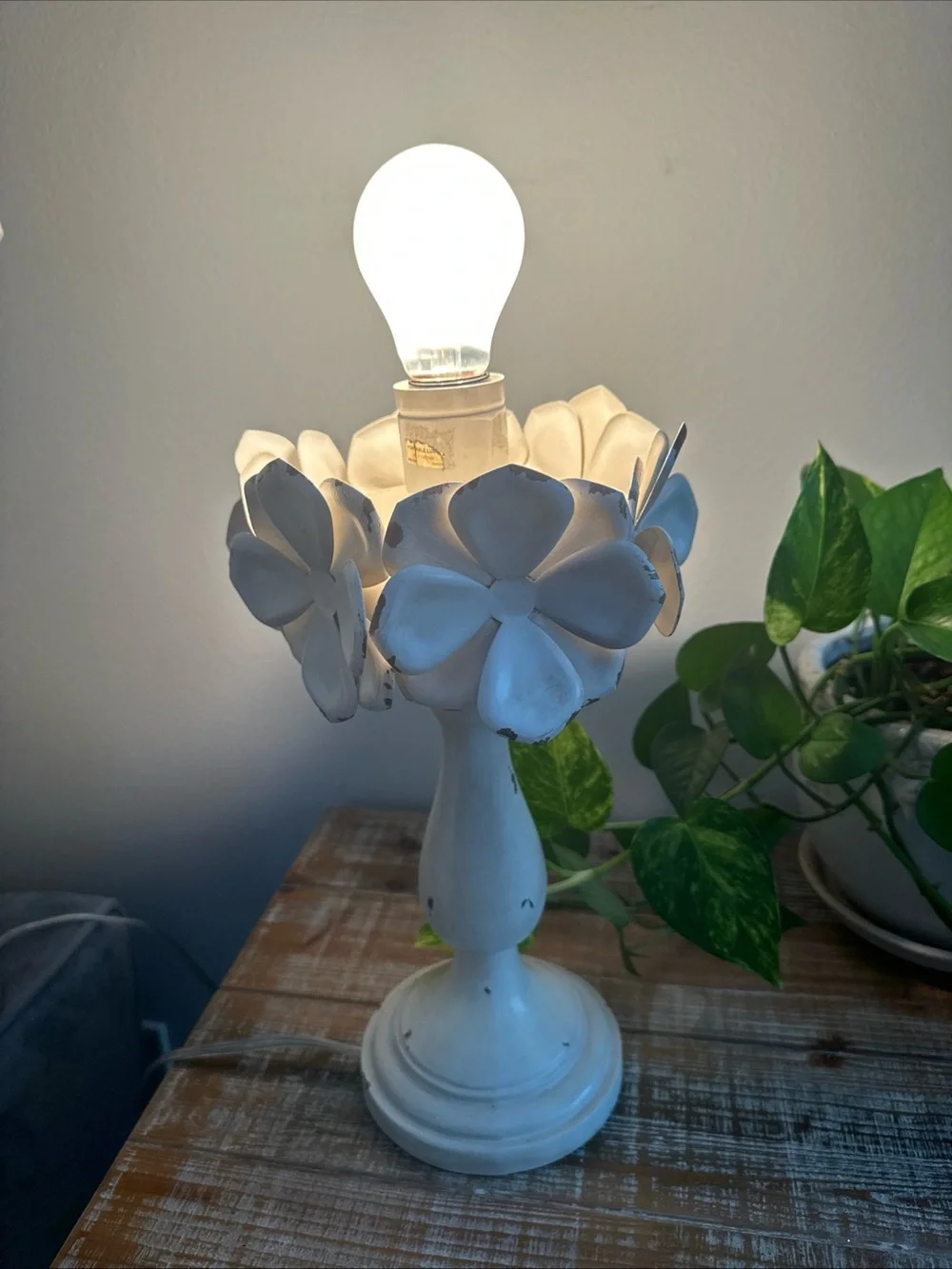 Distressed White Metal Flowers Blossom Table Top Lamp/Vintage Style Lamp Works